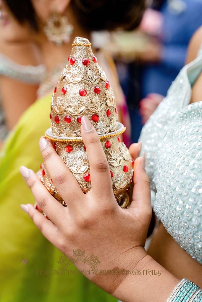 jaan arrival hindu wedding 683x1024 - Beautyful Hindu wedding in Italy despite the bad weather