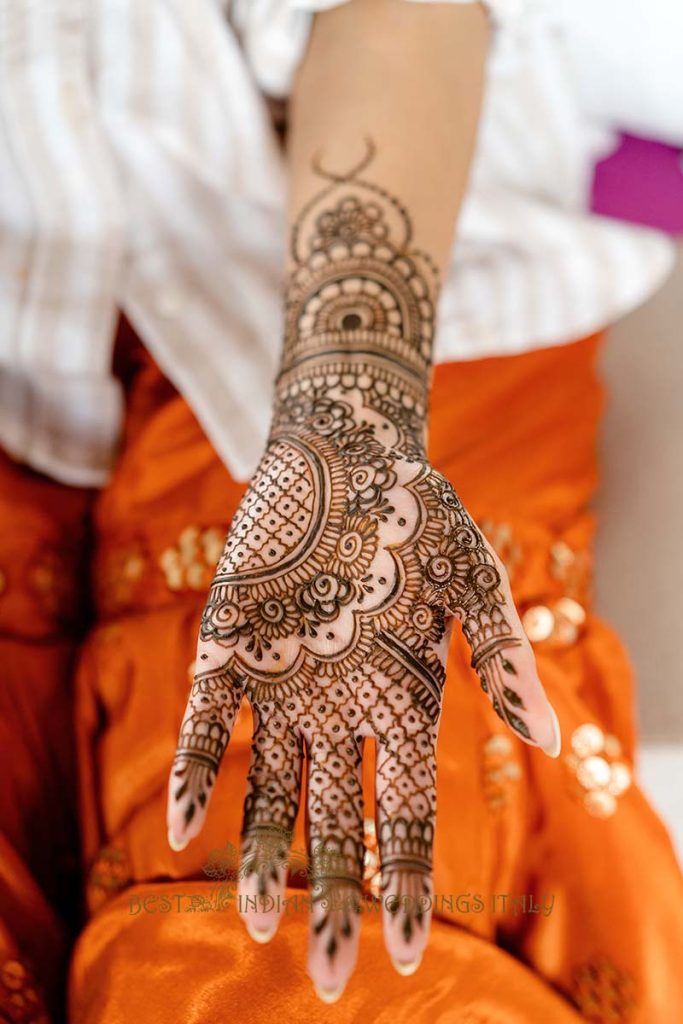 mehndi arm design 683x1024 - Beautyful Hindu wedding in Italy despite the bad weather