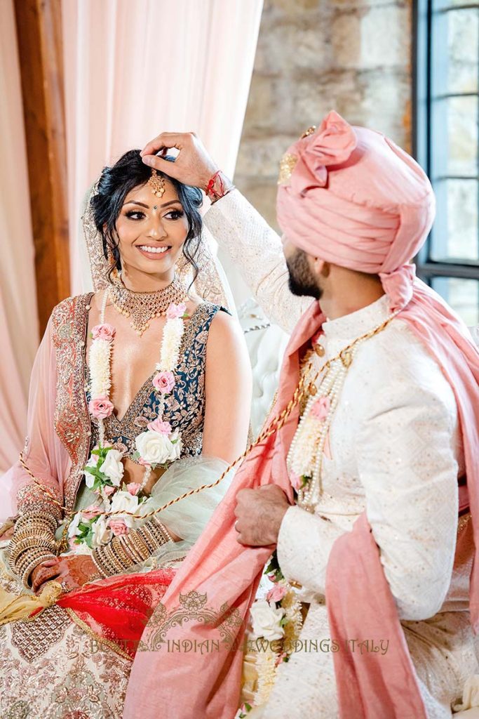 sindoor hindu wedding ritual 683x1024 - Beautyful Hindu wedding in Italy despite the bad weather