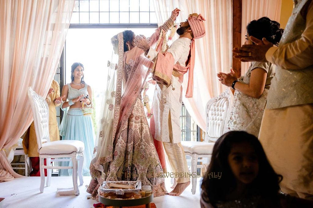 varmala hindu wedding italy 1024x683 - Beautyful Hindu wedding in Italy despite the bad weather