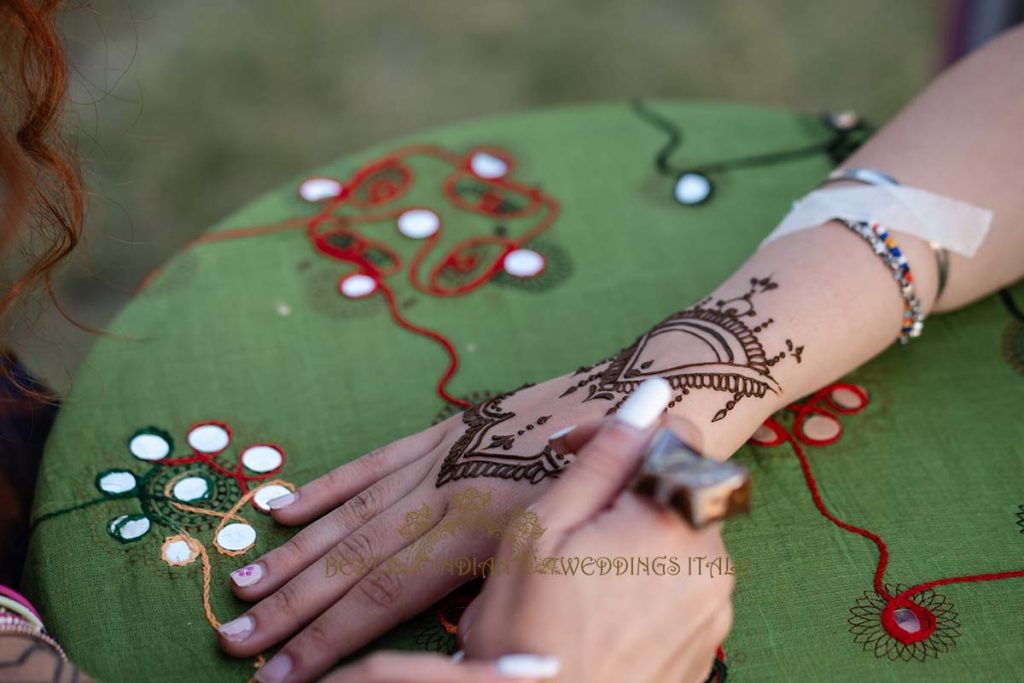 henna artist italy 1024x683 - Sikh pre-wedding event with the backdrop of the crystalline sea