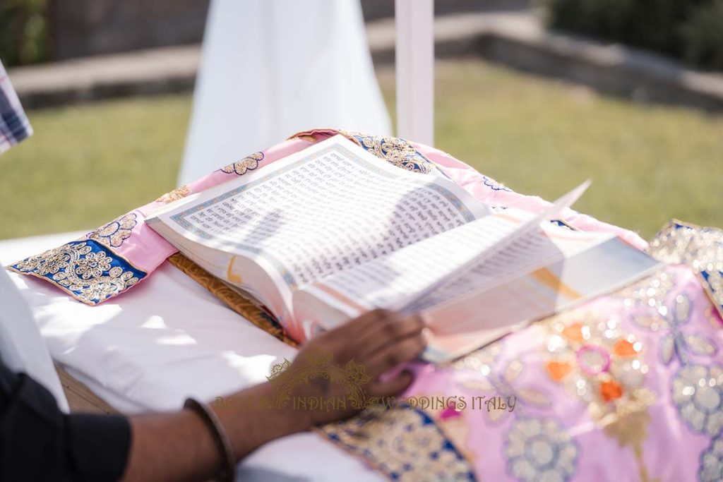 holy book outdoor italy 1024x683 - Traditional Sikh wedding in a breathtaking seaview Villa in Italy