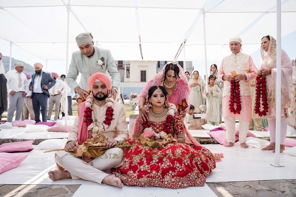 indian wedding garlands italy 1024x683 - Traditional Sikh wedding in a breathtaking seaview Villa in Italy