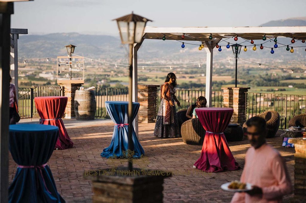 colorful drapery mehndi decor italy 1024x681 - Relaxing Indian pre-wedding events in the heart of Italy