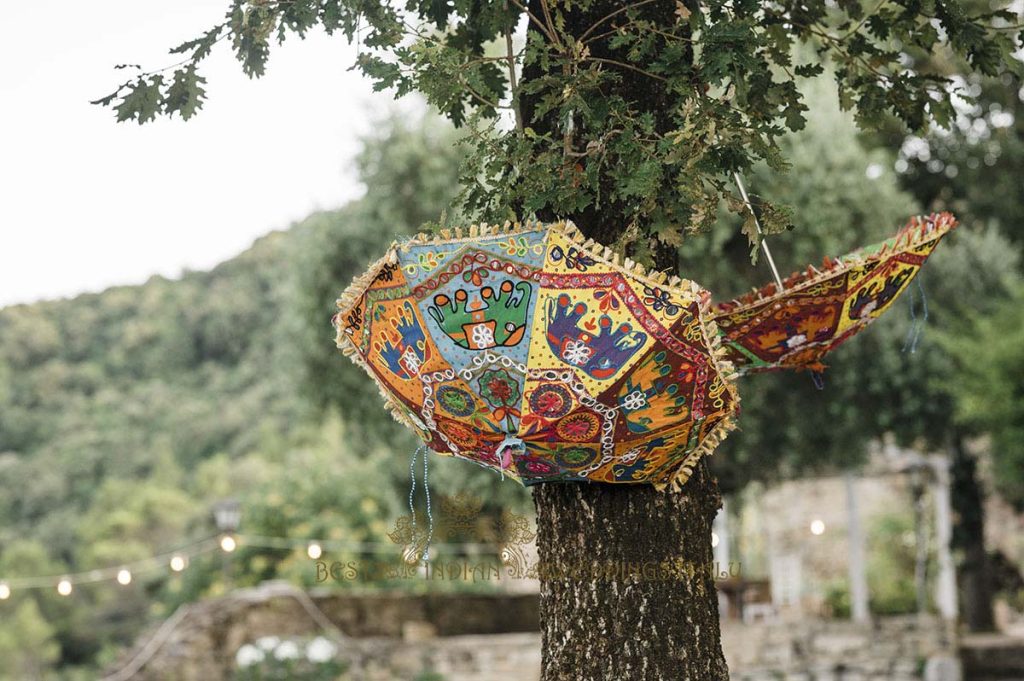 indian umbrellas mehndi decor italy 1024x681 - Relaxing Indian pre-wedding events in the heart of Italy