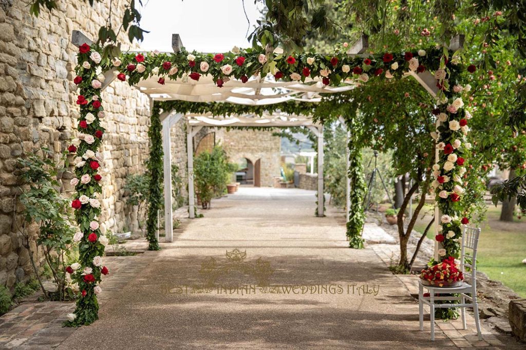 jaan arrival indian wedding decor 1024x683 - Romantic Hindu Wedding in an Italian Castle: A Serene Union in Umbria