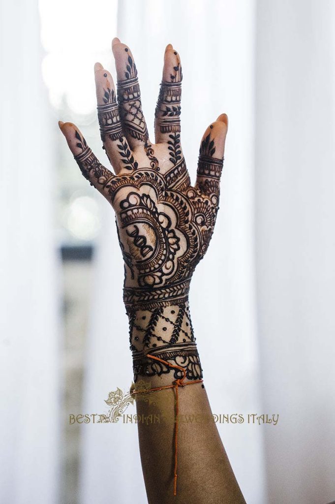 mendi artist italy 681x1024 - Relaxing Indian pre-wedding events in the heart of Italy