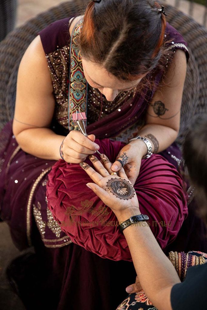 mehndi artist wedding italy 683x1024 - Relaxing Indian pre-wedding events in the heart of Italy